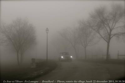 photographie “Le Jour ni l’Heure 8085 : En Lomagne — Brouillard — “Oui, c’est elle, c’est la DS\