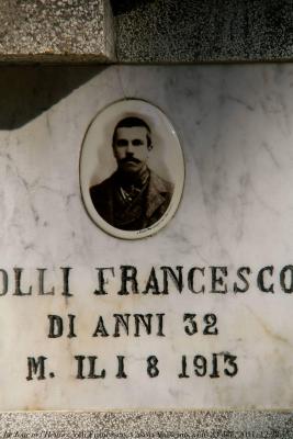 photographie “Le Jour ni l’Heure 2346 : Voyage en Italie — \'olli Francesco, mort à 32 ans le 1er août 1913, cimetière de l’abbaye de San Giovanni Battista in Valsenio, via Cardello n. 14, Casola Valsenio, prov. de Ravenne, Émilie-Romagne,  ven. 23 déc. 2011, 12:28:45” par Renaud Camus — www.renaud-camus.net — tombeau, grave, tombe, tomba, photographie, fotografia, Polli, Colli, Bolli, homme, uomo, man, morto, churchyard, Emilia-Romagna