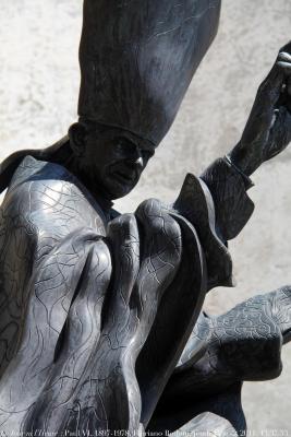 photographie “Le Jour ni l\'Heure 1136 : statue, 1986, du pape Paul VI, 1897-1978, par Floriano Bodoni, au Sacro Monte de Varèse, Lombardie, jeudi 11 août 2011, 13:37:53” par Renaud Camus — www.renaud-camus.net — statua, sculpture, sculptura, portrait, Varese, Sacro Monte, pape, papa, Paolo VI