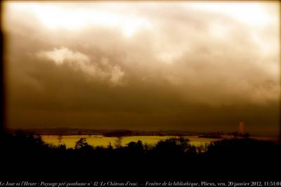 photographie “Le Jour ni l’Heure 4697 : Paysage pré-posthume n° 42 (“Le Château d’eau”) — En Lomagne — Fenêtre de la bibliothèque, Plieux, vendredi 20 janvier 2012, 11:51:04” par Renaud Camus — www.renaud-camus.net — landscape, water tower, ciel, sky, Gascony