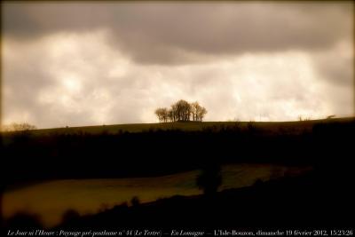 photographie “Le Jour ni l’Heure 6883 : Paysage pré-posthume n° 44 (“Le Tertre”) — commune de L’Isle-Bouzon, Gers, Gascogne, Midi-Pyrénée, dimanche 19 février 2012, 15:23:26” par Renaud Camus — www.renaud-camus.net — landscape, Gascony, nuages, clouds, bois, arbres, Lectoure