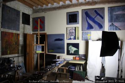 photographie “Le Jour ni l’Heure 1586 : Intérieur à Plieux — atelier, dimanche 18 décembre 2022, 17:39:01” par Renaud Camus — www.renaud-camus.net — Intérieur à Plieux, atelier, Plieux