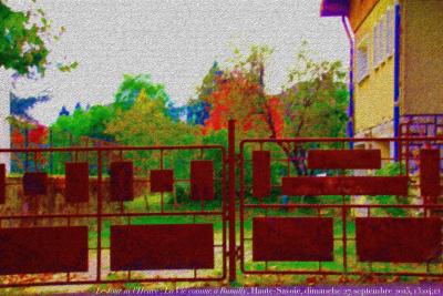 photographie “Le Jour ni l’Heure 1251 : La Vie comme à Rumilly, Haute-Savoie, dimanche 27 septembre 2015, 13:04:12” par Renaud Camus — www.renaud-camus.net — Rumilly, portail, Albanais, maison, villa, grille, Haute-Savoie, 27 septembre 2015