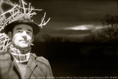 photographie “Le Jour ni l’Heure 9808 : portrait de M. Bily en Actéon — Plieux, Gers, Gascogne, Midi-Pyrénées, mardi 22 janvier 2013, 18:49:03” par Renaud Camus — www.renaud-camus.net — Stéphane Bily, mythologie, forêt, soir, evening
