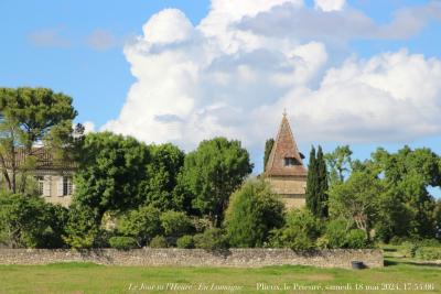 photographie “Le Jour ni l’Heure 7114 : En Lomagne — Plieux, le Prieuré, samedi 18 mai 2019, 17:54:06” par Renaud Camus — www.renaud-camus.net — Lomagne, En Lomagne, Plieux, Gers, Gascogne, prieuré, Le Prieuré, pigeonnier