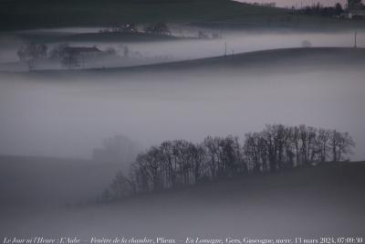 photographie “Le Jour ni l’Heure 3372 : L’Aube — Fenêtre de la chambre, Plieux — En Lomagne, Gers, Gascogne, mercredi 13 mars 2024, 07:09:30” par Renaud Camus — www.renaud-camus.net — Aube, L’Aube, Fenêtre de la chambre, vue, brouillard, matin, brume, brumes matinales, Plieux, Gers, Lomagne, En Lomagne, Gascogne