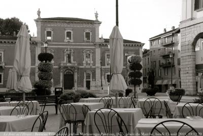 photographie “Le Jour ni l\'Heure 1929 : Brescia, Lombardie, palazzo Martinengo-Palatino, 1675, piazza del Mercato, lundi 15 août 2011, 19:12:29” par Renaud Camus — www.renaud-camus.net — architecture, achitettura, baroque, barocco, piazza, piazza del Mercato, Lombardia, Italia