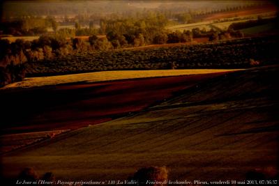 photographie “Le Jour ni l’Heure 4237 : En Lomagne — Paysage préposthume n° 110 (La Vallée) — Fenêtre de la chambre, Plieux, Gers, Gascogne, vendredi 10 mai 2013, 07:36:37” par Renaud Camus — www.renaud-camus.net — landscape, preposthumous, matin, morning, champs, fields, window, bedroom, Gascony