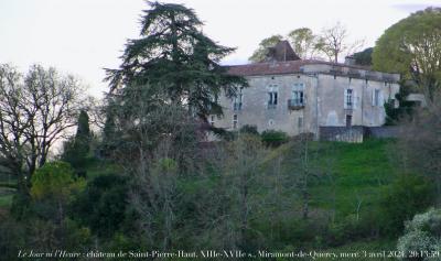 photographie “Le Jour ni l’Heure 4313 : château de Saint-Pierre-Haut, XIIIe-XVIIe s., Miramont-de-Quercy, mercredi 3 avril 2024, 20:13:59” par Renaud Camus — www.renaud-camus.net — Saint-Pierre-Haut, château de Saint-Pierre-Haut, Miramont-de-Quercy, Tarn-et-Garonne, Quercy, château