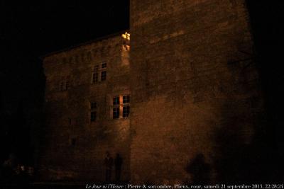 photographie “Le Jour ni l’Heure 9527 : Pierre & son ombre, Plieux, Gers, Gascogne, samedi 21 septembre 2013, 22:28:24” par Renaud Camus — www.renaud-camus.net — portrait, nuit, night, homme, man, château, courtyard