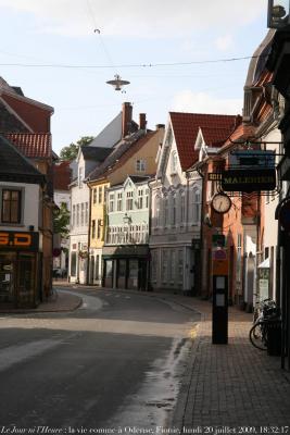 photographie “Le Jour ni l\'Heure 2413 : la vie comme à Odense, en Fionie, Danemark, lundi 20 juillet 2009, 18:32:17” par Renaud Camus — www.renaud-camus.net — Fyn, Funen, Denmark, Danmark, rue, street