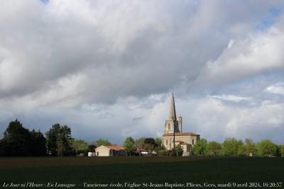 photographie “Le Jour ni l’Heure 4591 : En Lomagne — l’ancienne église, l’église Saint-Jean-Baptiste, Plieux, Gers, Gascogne, mardi 9 avril 2024, 16:20:57” par Renaud Camus — www.renaud-camus.net — Plieux, Gers, Lomagne, En Lomagne, école, ancienne école, église, Saint-Jean-Baptiste, village, ciel