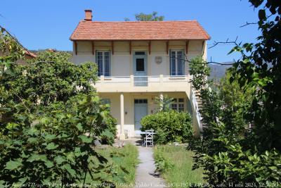 photographie “Le Jour ni l’Heure 6032 : Villa Colette, demeure, de 1936 à 1956, du violoncelliste Pablo (Pau) Casals, 1876-1973, à Prades, Pyrénées-Orientales, samedi 11 mai 2024, 12:56:56” par Renaud Camus — www.renaud-camus.net — Colette, villa Colette, Casals, Pablo Casals, Pau Casals, violoncelle, violoncelliste, compositeur, Prades, Conflent, Catalogne, Pyrénées-Orientales, demeures de l’esprit, musique, Espagne