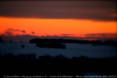 photographie “Le Jour ni l\'Heure 6101 : Paysage pré-posthume n° 35 — Fenêtre de la bibliothèque — Crépuscule d\'hiver, neige, Plieux, Gers, Gascogne,lundi 6 février 2012, 18:47:54” par Renaud Camus — www.renaud-camus.net — paysage, landscape, crépuscule, crepusculo, sunset, Pyrénées