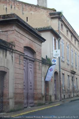 photographie “« Arrêtez le massacre ! » 4191 : Beaumont-de-Lomagne, maison (de Pierre de) Fermat, gâchée par panneaux et banderole, Tarn-et-Garonne, dimanche 19 avril 2015, 17:34:23” par Renaud Camus — www.renaud-camus.net — vandalisme, vandalism, « Arrêtez le massacre ! », Au pays des vandales, signalétique, signalétique abusive, Beaumont-de-Lomagne, maison Fermat, maison de Pierre de Fermat, Pierre de Fermat, office du Tourisme, Demeures de l’esprit, Tarn-et-Garonne, Midi-Pyrénées, A, 19 mars 2015
