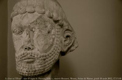 photographie “Le Jour ni l’Heure 8299 : tête romane d‘Ogier le Danois, XIIe s., musée Bossuet, Meaux, Seine-&-Marne, Île-de-France, jeudi 16 août 2012, 17:13:46” par Renaud Camus — www.renaud-camus.net — head, sculpture, roman, romane, romanesque, Chanson de Roland, La Chevalerie Ogier, Les Enfances Ogier, Turpin, Charlemagne, Raimbert de Paris, Adenet le Roi, littérature, lierature, chanson de geste, Moyen Âge, Middle Ages, barbe, beard, homme, man
