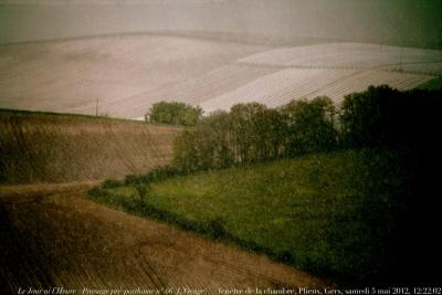 photographie “Le Jour ni l’Heure 2041 : En Lomagne — Paysage pré-posthume n° 66 (L’Orage) — fenêtre de la chambre, Plieux, Gers, Gascogne, samedi 5 mai 2012, 12:22:02” par Renaud Camus — www.renaud-camus.net — paysage, landscape, view, vue, window, champs, fields, storm, culture, agriculture