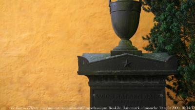photographie “Le Jour ni l\'Heure 5966 : monument commémoratif néo-classique, Roskilde, Danemark, dimanche 30 août 2009, 10:34:32” par Renaud Camus — www.renaud-camus.net — urne, urn, Denmark, Danmark, néoclassicisme, neoclassicism, Et in Arcadia ego, cendres