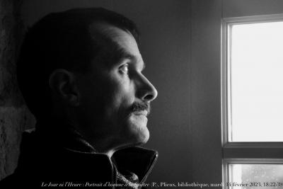 photographie “Le Jour ni l’Heure 3597 : Portrait d’homme à la fenêtre (P.), Plieux, bibliothèque, mardi 14 février 2023, 18:22:39” par Renaud Camus — www.renaud-camus.net — Portrait d'homme à la fenêtre, homme, portrait, homme à la fenêtre, crépuscule, Pierre, Plieux, bibliothèque, portrait d'homme, 14 février 2023