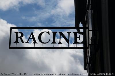 photographie “Le Jour ni l’Heure 5349 : RACINE — enseigne de restaurant à Lectoure, Gers, Gascogne, vendredi 26 avril 2024, 12:17:29” par Renaud Camus — www.renaud-camus.net — RACINE, Racine, restaurant, Lectoure, lettering, lettres, typographie, enseigne, Gers, Gascogne, Lomagne, En Lomagne, gastronomie