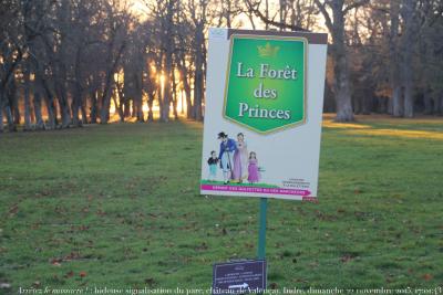 photographie “Arrêtez le massacre ! 4639 : hideuse signalisation dans le parc du château de Valençay, Indre, région Centre-Val-de-Loire, dimanche 22 novembre 2015, 17:01:43” par Renaud Camus — www.renaud-camus.net — signalisation, Vandales, vandalisme, vandalism, laideur, panneau, parc, Valençay, Indre, Arrêtez, le, massacre, !”, « Arrêtez le massacre ! », Arrêtez le massacre !, région Centre-Val-de-Loire