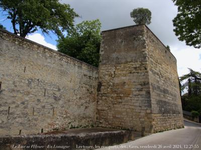 photographie “Le Jour ni l’Heure 5359 : En Lomagne — Lectoure, les remparts, dét., Gers, Gascogne, vendredi 26 avril 2024, 12:25:55” par Renaud Camus — www.renaud-camus.net — Lectoure, remparts, fortin, redoute, Lomagne, En Lomagne, Gers, Gascogne, murailles, 30 avril 2024