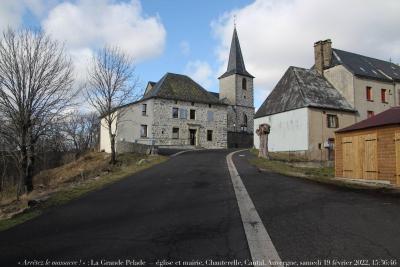 photographie “« Arrêtez le massacre ! » : La Grande Pelade — église et mairie, Chanterelle, Cantal, Auvergne, samedi 19 février 2022, 15:36:46” par Renaud Camus — www.renaud-camus.net — Arrêtez le massacre !, La Grande Pelade, église et mairie, Chanterelle, Cantal, Auvergne, samedi 19 février 2022, 15:36:46, arrachage
