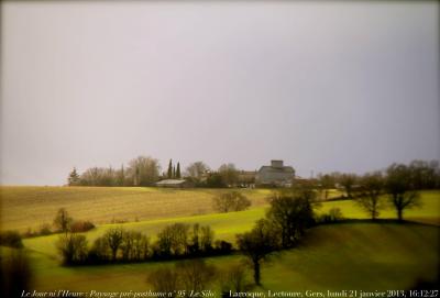 photographie “Le Jour ni l’Heure 9599 : Paysage pré-posthume n° 95 (“Le Silo”) — Larroque, Lectoure, Gers, Gascogne, lundi 21 janvier 2013, 16:12:27” par Renaud Camus — www.renaud-camus.net — landscape, hameau, champs, fields, Orage, pre-posthumous