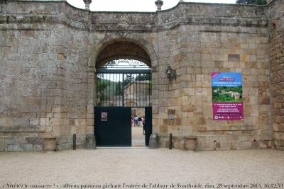 photographie “« Arrêtez le massacre ! » — affreux panneau gâchant le porche d‘entrée de l’abbaye de Fontfroide, XIIe-XVIIIe s., Aude, Languedoc-Roussillon, dimanche 28 septembre 2014, 16:12:53” par Renaud Camus — www.renaud-camus.net — Arrêtez le massacre !, « Arrêtez le massacre ! », vandalisme, vandalism, laideur, affiche, poster, porche, entrée, accès, Fontfroide, abbaye de Fontfroide, Aude, Fayet, abbaye, abbey, panneau d’affichage, Fontfroide a du chœur, Languedoc-Roussillon, Journal d'un voyage en France, page 366