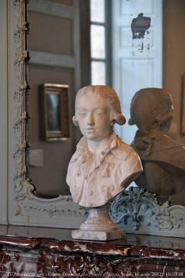 photographie “Le Jour ni l’Heure 8189 : Edme Dumont, 1722-1775, buste du comte d’Artois, futur Charles X, roi de France & de Navarre, 1757-1836, Meaux, musée Bossuet, Seine-&-Marne, Île-de-France, jeudi 16 août 2012, 16:19:49” par Renaud Camus — www.renaud-camus.net — buste, bust, sculpture, sculpteur, sculptor, Louis XV, XVIII, XVIIIe siècle, XVIIIth century, siècle des Lumières, Enlightment, Age of Reason, Monsieur, Charles X, roi de France, roi de France et de Navarre, cheminée, miroir, mirror
