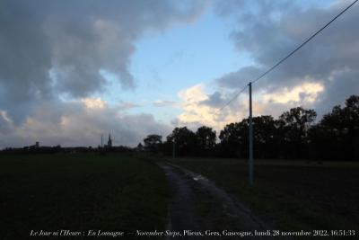 photographie “Le Jour ni l’Heure 0606 : En Lomagne — November Steps, Plieux, Gers, Gascogne, lundi 28 novembre 2022, 16:51:33” par Renaud Camus — www.renaud-camus.net — Plieux, Gers, Gascogne, Lomagne, En Lomagne, ciel, nuages, November Stemps