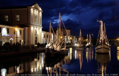 photographie “Le Jour ni l\'Heure 1398 : Voyage en Italie — un dimanche de l\'Avent sur le Port-Canal (crèche embarquée), à Cesenatico, province de Forli-Cesena, Émilie-Romagne, Italie, dimanche 18 décembre 2011, 17:09:07” par Renaud Camus — www.renaud-camus.net — adriatique, Natale, crèche, canale, Porto-Canale, Moretti, Marini Moretti, Emilia-Romagna, bateaux, ships