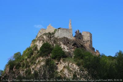 photographie “Le Jour ni l’Heure 5901 : château d’Usson, ou du So, ou du Sault, XIe s., Rouze, dans le Donezan, Ariège, jeudi 9 mai 2024, 19:16:38” par Renaud Camus — www.renaud-camus.net — Usson, château d’Usson, château d'Usson, So, Sault, château de So, Rouze, Donezan, Ariège, comté de Foix, Occitanie, château, Bonnac, pays de Sault