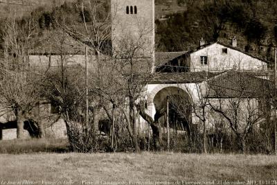 photographie “Le Jour ni l\'Heure 2419 : Pieve di Camaggiore, commune de Firenzuola, province de Florence, Toscane, Italie, vendredi 23 décembre 2011, 14:11:24” par Renaud Camus — www.renaud-camus.net — paysage, church, église, landscape, paese