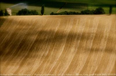 photographie “Le Jour ni l’Heure 8027 : En Lomagne — Paysage préposthume n° 125 (“Les Sillons”) — Fenêtre de la chambre, Plieux, Gers, Gascogne, jeudi 8 août 2013, 13:43:34” par Renaud Camus — www.renaud-camus.net — preposthumous landscape, field, champ, tour, tower