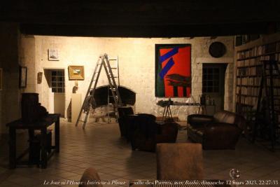 photographie “Le Jour ni l’Heure 4430 : Intérieur à Plieux — salle des Pierres, avec Bashô, dimanche 12 mars 2023, 22:27:33” par Renaud Camus — www.renaud-camus.net — Bashô, Plieux, salle des Pierres, Intérieur des Plieux, Gers