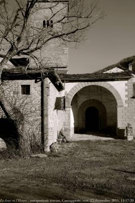 photographie “Le Jour ni l\'Heure 2451 : autoportrait toscan, Pieve di Camaggiore, Firenzuola, province de Florence, Toscane, Italie, vendredi 23 décembre 2011, 14:17:20” par Renaud Camus — www.renaud-camus.net — selfportrait, autoritratto, selfbildnis, porche, porch, Toscana, Tuscany, Appenin toscan, Italia