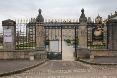 photographie “Le Jour ni l’Heure 8891 : « Arrêtez le massacre ! » — vandalisme administratif et affichage abusif au château de Champlitte, XVIe-XVIIIe s., Haute-Saône, Franche-Comté, mardi 4 mars 2014, 15:33:22” par Renaud Camus — www.renaud-camus.net