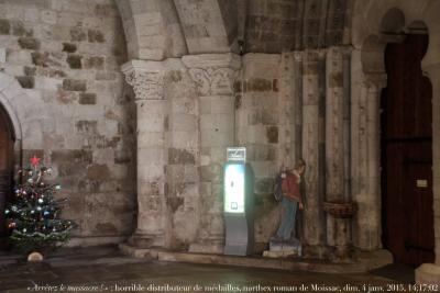 photographie “« Arrêtez le massacre ! » : horrible distributeur automatique lumineux de médailles (comme à Vézelay) dans le narthex roman de l’abbatiale de Moissac, Tarn-&-Garonne, dimanche 4 janvier 2015, 14:17:02” par Renaud Camus — www.renaud-camus.net — vandalisme, vandalisme institutionnel, vandalisme administratif$, Moissac, narthex, Monnaie de Paris, distributeur de médailles, médaillier, vandales, Au pays des vandales, Tarn-et-Garonne, Midi-Pyrénées, «, Arretez, le, massacre, », « Arrêtez le massacre ! », 4 janvier 2015