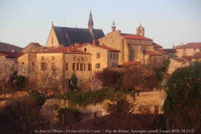 photographie “Le Jour ni l’Heure 5608 : Un soir à Vic-le-Comte, Puy-de-Dôme, Auvergne, mardi 5 mars 2019, 18:23:47” par Renaud Camus — www.renaud-camus.net — Vic-le-Comte, Puy-de-Dôme, Auvergne, comte, comté d’Auvergne