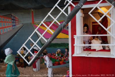 photographie “Le Jour ni l’Heure 1445 : En Lomagne — la crèche à Plieux (la Hollande), grand place, Gers, Gascogne, mercredi 14 décembre 2022, 16:51:29” par Renaud Camus — www.renaud-camus.net — crèche, Plieux, Hollande, La Hollande, Gers, Gascogne, en Lomagne, Lomagne, moulin, Sainte Famille