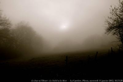 photographie “Le Jour ni l\'Heure 4269 : Le Soleil ni la Mort — Plieux, La Garrière, mercredi 11 janvier 2012, 16:53:28” par Renaud Camus — www.renaud-camus.net — paysage, landscape, sun, death, La Rochefoucauld, brume, brouillard, fog