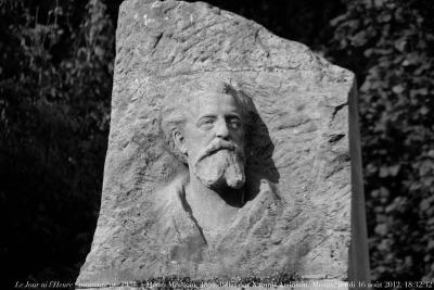 photographie “Le Jour ni l’Heure 8371 : monument, 1931, au pharmacien & chimiste Henri Moissan, 1852-1907, par Naoum Aronson, 1872-1943, Meaux, Seine-&-Marne, jeudi 16 août 2012, 18:32:32” par Renaud Camus — www.renaud-camus.net — chemist, sculpture, sculptor