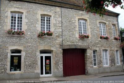 photographie “Le Jour ni l’Heure 9034 : « Arrêtez le massacre ! » — ex-belle maison de Sées, Orne, victime d’une dévastation particulièrement soignée, mardi 19 août 2014, 14:34:08” par Renaud Camus — www.renaud-camus.net — dévastation, massacre, arrêtez le massacre, Sées, Orne, Basse-Normandie, enduit, crépi, arrachement, arrachage, La Grande Pelade, porte, porte alu, « Arrêtez le massacre ! »