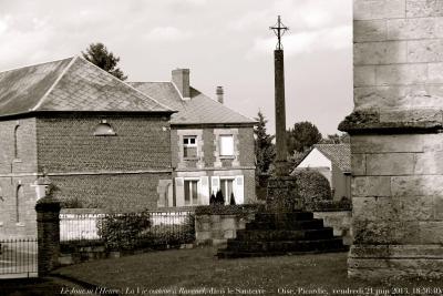 photographie “Le Jour ni l’Heure 6177 : La Vie comme à Ravenel, dans le Santerre — Oise, Picardie, vendredi 21 juin 2013, 18:56:40” par Renaud Camus — www.renaud-camus.net — maisons, houses, église, church, croix
