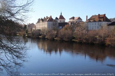 photographie “Le Jour ni l’Heure 1683 : La Vie comme à Ébreuil (Allier), anciennement en Auvergne — palais abbatial, abbaye, Sioule, samedi 22 février 2020, 15:59:57” par Renaud Camus — www.renaud-camus.net — Ébreuil, Allier, Auvergne, abbaye, palais abbatial, XVIII, XVIIIe siècle, Age of Reason, siècle des Lumières, Sioule, La Sioule, 22 février 2020