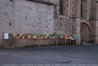 photographie “« Arrêtez le massacre ! » : abbaye Saint-Sébastien de Manglieu, XIe s., Puyde-Dôme, Auvergne, gâchée par d’affreux panneaux didactiques, lundi 3 septembre 2018, 20:50:41” par Renaud Camus — www.renaud-camus.net — Manglieu, abbaye de Manglieu, « Arrêtez le massacre ! », vandalisme, vandalism, sursignalisation, didactisme, panneaux didactiques, 3 septembre 2018