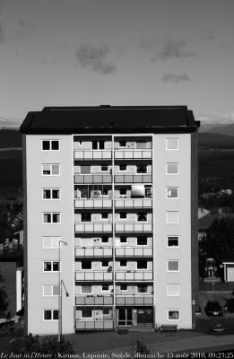 photographie “Le Jour ni l\'Heure 0004 : La Vie comme à Kiruna, Laponie suédoise, dimanche 15 août 2010, 09:23:25” par Renaud Camus — www.renaud-camus.net — maison, immeuble, buikding, hus, huset, palazzo, Lappland, Sverige, Sweden
