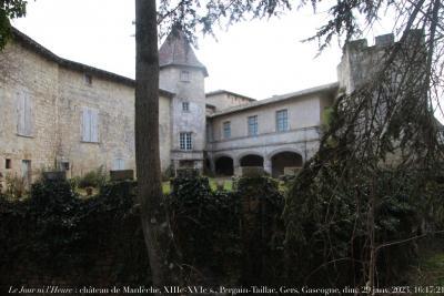 photographie “Le Jour ni l’Heure 3076 : château de Manlèche, XIIIe-XVIe s., Pergain-Taillac, Gers, Gascogne, dimanche 29 janvier 2023, 16:17:21” par Renaud Camus — www.renaud-camus.net — Manlèche, château de Manlèche, Pergain-Taillac, Gers, Gascogne, Lomagne, château, galerie, Renaissance