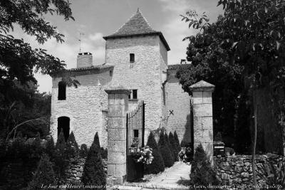 photographie “« Arrêtez le massacre ! » : La Grande Pelade — façade aux enduits arrachés, manoir de Jourdain, XIVe-XVIe s., Solomiac, Gers, dimanche 5 juillet 2015, 14:05:40” par Renaud Camus — www.renaud-camus.net — Jourdain, manoir de Jourdain, château, château Jourdain, La Grande Pelade, Solomiac, Gers, Gascogne, Gascony, Midi-Pyrénées, endguit, crépi, arrachage d’enduits, arrachement, enduit, 5 juillet 2015